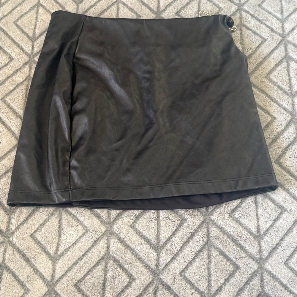 ❤️ 4 for $15 EUC Recovered Black Faux Leather Mini Skirt With Side Hole Detail